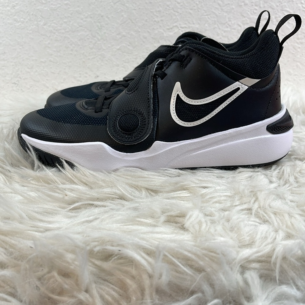 NIKE Team Hustle D 11 Big Kids' Basketball Shoes Black & White Size 7Y NEW - Picture 4 of 16